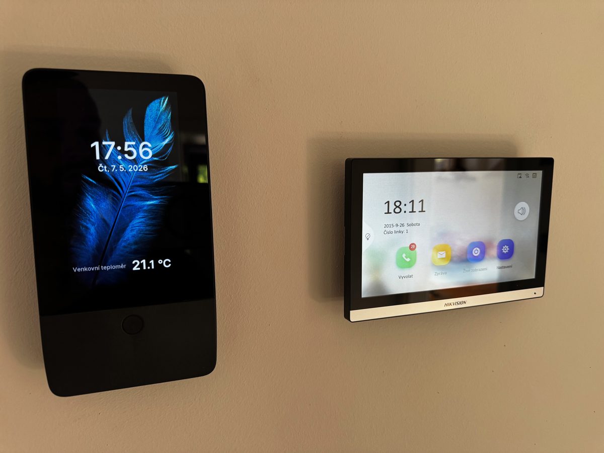 Klávesnice Natus Jablotron a displej videotelefonu Hikvision