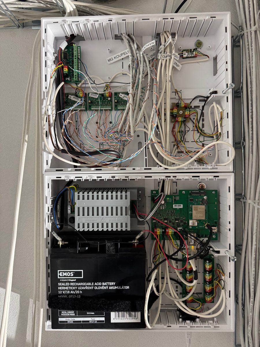 Rozpracovaná instalace alarmového systému Jablotron